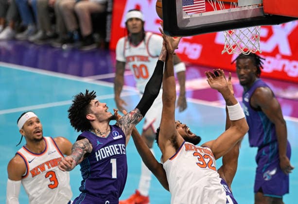 New York Knicks v Charlotte Hornets CHARLOTTE, USA - NOVEMBER 26: New York Knicks Karl-Anthony Towns fights with Charlotte Hornets Lamelo Ball in Charlotte NC, United States on November 26, 2025 Peter Zay Anadolu Charlotte United States. Editorial use only. Please get in touch for any other usage.  Copyright: x2025xAnadoluxPeterxZayx
