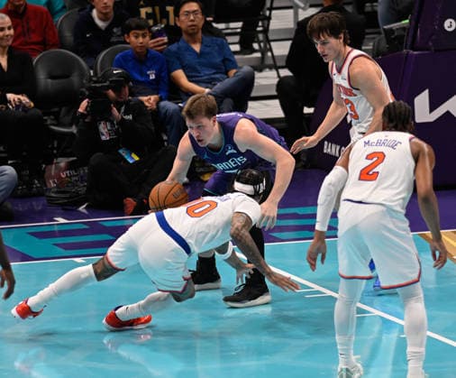 New York Knicks v Charlotte Hornets CHARLOTTE, USA - NOVEMBER 26: New York Knicks Jordan Clarkson vs Charlotte Hornets Kon Knueppel in Charlotte NC, United States on November 26, 2025. Peter Zay Anadolu Charlotte United States. Editorial use only. Please get in touch for any other usage.  Copyright: x2025xAnadoluxPeterxZayx