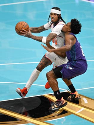 New York Knicks v Charlotte Hornets CHARLOTTE, USA - NOVEMBER 26: New York Knicks Jordan Clarkson vs Charlotte Hornets Collin Sexton in Charlotte NC, United States on November 26, 2025 Peter Zay Anadolu Charlotte United States. Editorial use only. Please get in touch for any other usage.  Copyright: x2025xAnadoluxPeterxZayx