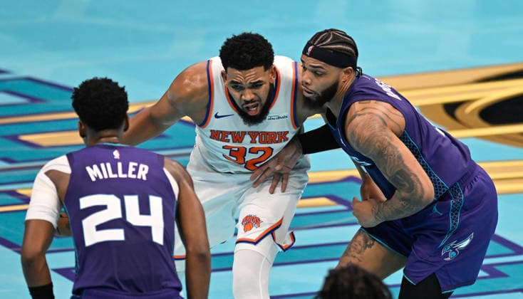 New York Knicks v Charlotte Hornets CHARLOTTE, USA - NOVEMBER 26: New York Knicks Karl-Anthony Towns fights with Charlotte Hornets defense in Charlotte NC, United States on November 26, 2025. Peter Zay Anadolu Charlotte United States. Editorial use only. Please get in touch for any other usage.  Copyright: x2025xAnadoluxPeterxZayx