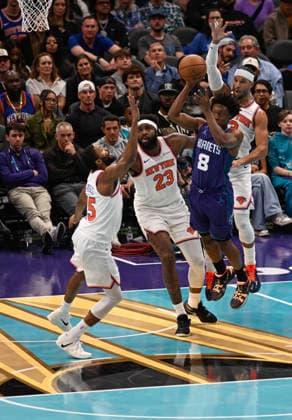 New York Knicks v Charlotte Hornets CHARLOTTE, USA - NOVEMBER 26: New York Knicks Mitchell Robinson vs Charlotte Hornets Collin Sexton in Charlotte NC, United States on November 26, 2025 Peter Zay Anadolu Charlotte United States. Editorial use only. Please get in touch for any other usage.  Copyright: x2025xAnadoluxPeterxZayx