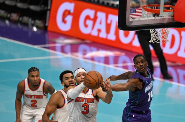 New York Knicks v Charlotte Hornets CHARLOTTE, USA - NOVEMBER 26: New York Knicks Josh Hart fighting Charlotte Hornets players Moussa Diabate in Charlotte NC, United States on November 26, 2025. Peter Zay Anadolu Charlotte United States. Editorial use only. Please get in touch for any other usage.  Copyright: x2025xAnadoluxPeterxZayx