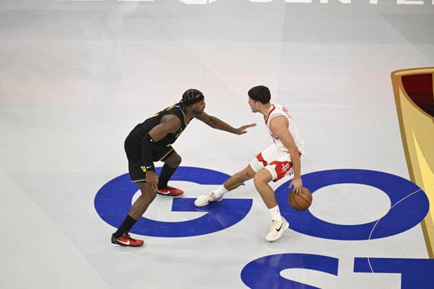 NBA, Basketball Herren, USA Houston Rockets vs Golden State Warriors in San Francisco SAN FRANCISCO, CALIFORNIA - NOV 26: Reed Sheppard (15) of Rockets in action against Buddy Hield (7) of Warriors during NBA game 8 between Houston Rockets and Golden State Warriors in San Francisco at Chase Center on November 26, 2025 in San Francisco, California, United States. Tayfun Coskun Anadolu California United States. Editorial use only. Please get in touch for any other usage.  Copyright: x2025xAnadoluxTayfunxCoskunx