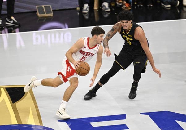 NBA, Basketball Herren, USA Houston Rockets vs Golden State Warriors in San Francisco SAN FRANCISCO, CALIFORNIA - NOV 26: Reed Sheppard (15) of Rockets in action against Gui Santos (15) of Warriors during NBA game 8 between Houston Rockets and Golden State Warriors in San Francisco at Chase Center on November 26, 2025 in San Francisco, California, United States. Tayfun Coskun Anadolu California United States. Editorial use only. Please get in touch for any other usage.  Copyright: x2025xAnadoluxTayfunxCoskunx