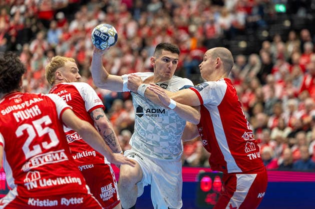 Aalborg Handball v HBC Nantes, EHF Champions League, Aalborg, Denmark Aalborg, Denmark. 26th, November 2025. Aymeric Minne (4) of HBC Nantes and Simon Hald (R) of Aalborg Handball seen during the EHF Champions League match between Aalborg Handball and HBC Nantes at Sparekassen Danmark Arena in Aalborg. Denmark, Aalborg  Copyright: xGonzalesxPhoto MadsxAndersenx