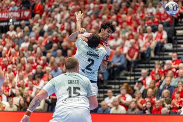 Aalborg Handball v HBC Nantes, EHF Champions League, Aalborg, Denmark Aalborg, Denmark. 26th, November 2025. Marinus Munk (25) of Aalborg Handball and Romain Lagarde (2) of HBC Nantes seen during the EHF Champions League match between Aalborg Handball and HBC Nantes at Sparekassen Danmark Arena in Aalborg. Denmark, Aalborg  Copyright: xGonzalesxPhoto MadsxAndersenx
