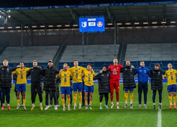 Soccer, Men, Season 2025 2026, Regionalliga Nordost 17 Matchday , 1 FC Magdeburg II 1 FC Lokomotive Leipzig, Lok cheers with the fans after the final whistle, 26 11 2025, Copyright: xSebastianxRäppold MatthiasxKochx
