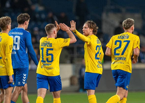 Football, Men, Season 2025 2026, Regionalliga Nordost 17 Matchday , 1 FC Magdeburg II 1 FC Lokomotive Leipzig, f l Linus Zimmer Lok Leipzig , Dorian Cevis Lok Leipzig , David Grözinger Lok Leipzig , Celebration after goal to 1 5, 26 11 2025, Copyright: xSebastianxRäppold MatthiasxKochx