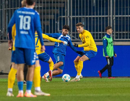 Soccer, Men, Season 2025 2026, Regionalliga Nordost 17 Matchday , 1 FC Magdeburg II 1 FC Lokomotive Leipzig, f l Jonas Arcalean Lok Leipzig , Abu Bekir El Zein Magdeburg II , Laurin von Piechowski Lok Leipzig , 26 11 2025, Copyright: xSebastianxRäppold MatthiasxKochx