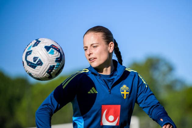 251127 Anna Alvegard of the women s national football team of Sweden at a training session on November 27, 2025 in Albufeira Photo Ludvig Thunman BILDBYRAN code LT LT0754 fotboll football soccer fotball träning practice training sverige sweden dam bbeng sverige sweden  Copyright: LUDVIGxTHUNMAN BB251127LT016