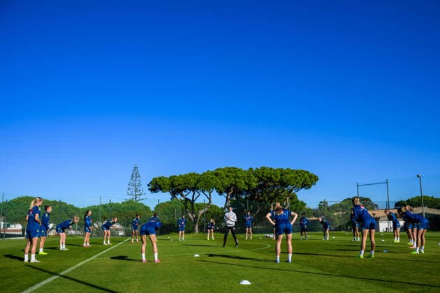 251127 Players of the women s national football team of Sweden warm up during a training session on November 27, 2025 in Albufeira Photo Ludvig Thunman BILDBYRAN code LT LT0754 fotboll football soccer fotball träning practice training sverige sweden dam bbeng sverige sweden  Copyright: LUDVIGxTHUNMAN BB251127LT017