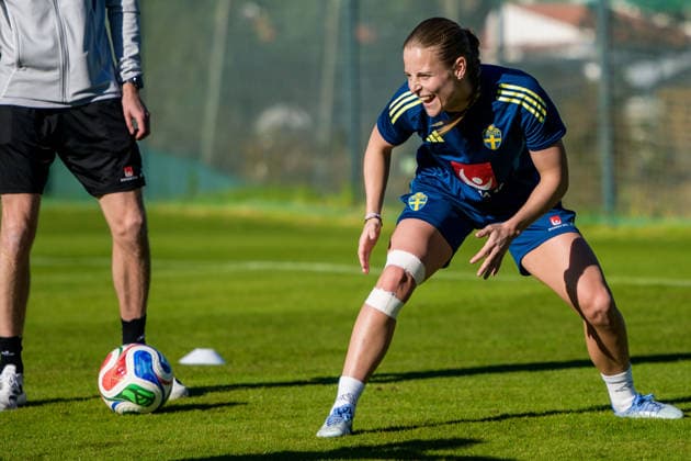 251127 Anna Alvegard of the women s national football team of Sweden at a training session on November 27, 2025 in Albufeira Photo Ludvig Thunman BILDBYRAN code LT LT0754 fotboll football soccer fotball träning practice training sverige sweden dam bbeng sverige sweden  Copyright: LUDVIGxTHUNMAN BB251127LT027