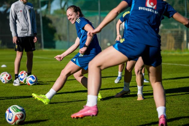 251127 Alice Bergström of the women s national football team of Sweden at a training session on November 27, 2025 in Albufeira Photo Ludvig Thunman BILDBYRAN code LT LT0754 fotboll football soccer fotball träning practice training sverige sweden dam bbeng sverige sweden  Copyright: LUDVIGxTHUNMAN BB251127LT028