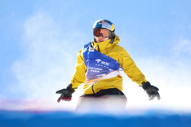 (251127) -- ZHANGJIAKOU, Nov. 27, 2025 -- Su Yiming of China celebrates during the men s qualification of the FIS Snowboard Big Air World Cup 2026 at Secret Garden in Zhangjiakou, north China s Hebei Province, Nov. 27, 2025. (Photo by Xinhua) (SP)CHINA-ZHANGJIAKOU-SNOWBOARD-BIG AIR-WORLD CUP WuxDiansen 