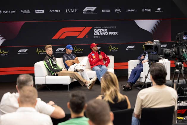 Formula 1 Qatar Airways Qatar Grand Prix 2025 Alexis Perrin OVERTAKE MAXPPP - Lusail 27 11 2025 44 HAMILTON Lewis (gbr), Scuderia Ferrari HP, portrait, 55 SAINZ Carlos (esp), Atlassian Williams Racing, portrait, 27 HULKENBERG Nico (ger), Stake F1 Team KICK Sauber, portrait press conference, PK, Pressekonferenz at the Formula 1 Qatar Airways Qatar Grand Prix 2025, the 23rd round of the 2025 FIA Formula 1 World Championship, WM, Weltmeisterschaft at the Lusail International Circuit in Lusail, Qatar, from 27 to 30 November 2025 Lusail Lusail International Circuit Qatar Copyright: xOVERTAKE MAXPPPxAlexisxPerrinx OVT202511275437 OVT202511275437