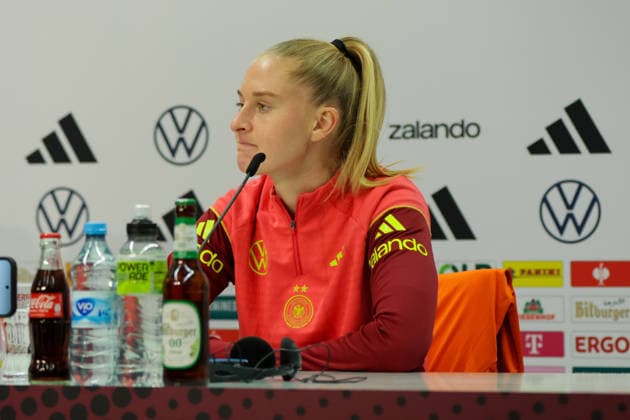 27 11 2025, xgrfx, Football DFB Media Dates, DFB German Womens National Team Training v l Janina Minge German Womens National Team DFL DFB REGULATIONS PROHIBIT ANY USE OF PHOTOGRAPHS as IMAGE SEQUENCES and or QUASI VIDEO Frankfurt am Main
