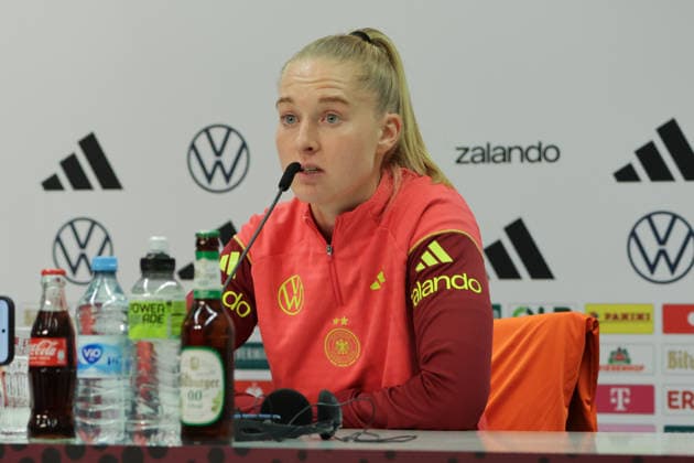 27 11 2025, xgrfx, Football DFB Media Dates, DFB German Womens National Team Training v l Janina Minge German Womens National Team DFL DFB REGULATIONS PROHIBIT ANY USE OF PHOTOGRAPHS as IMAGE SEQUENCES and or QUASI VIDEO Frankfurt am Main