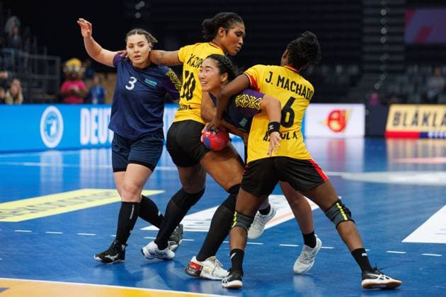 Aida Zhaparova Kazakhstan in a duel with Albertina Da Cruz Kassoma Angola and Juliana Jose Machado Angola , Angola vs Kazakhstan, Handball, IHF Womens Handball World Championship, Matchday 1, 27 11 2025 Angola vs Kazakhstan, Handball, IHF Womens Handball World Championship, Matchday 1, 27 11 2025 Copyright: xEibner-Pressefoto AlexanderxNeisx EP_ANS