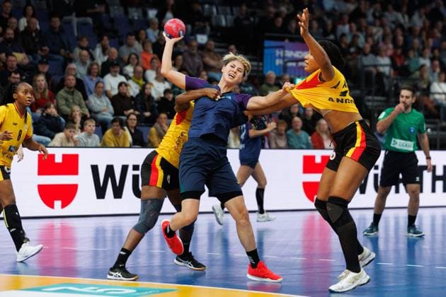 Irina Khassakhanova Kazakhstan in duel with Albertina Da Cruz Kassoma Angola and Vilma Pegado Nenganga Angola , Angola vs Kazakhstan, Handball, IHF Womens Handball World Championship, Matchday 1, 27 11 2025 Angola vs Kazakhstan, Handball, IHF Womens Handball World Championship, Matchday 1, 27 11 2025 Copyright: xEibner-Pressefoto AlexanderxNeisx EP_ANS