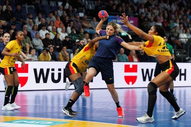 Irina Khassakhanova Kazakhstan in duel with Albertina Da Cruz Kassoma Angola and Vilma Pegado Nenganga Angola , Angola vs Kazakhstan, Handball, IHF Womens Handball World Championship, Matchday 1, 27 11 2025 Angola vs Kazakhstan, Handball, IHF Womens Handball World Championship, Matchday 1, 27 11 2025 Copyright: xEibner-Pressefoto AlexanderxNeisx EP_ANS