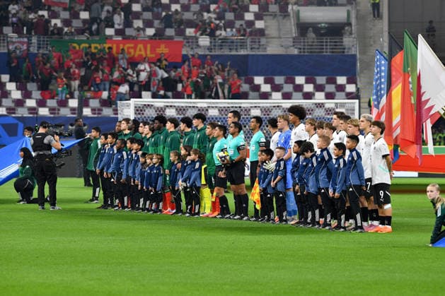 SOCCER - 2025 FIFA U17, U 17 World Cup DOHA,QATAR,27.NOV.25 - SOCCER - FIFA Under 17 World Cup Qatar 2025, final, Portugal vs Austria. Image shows both teams during the anthem.  GEPAxpictures xRanjithxKumar