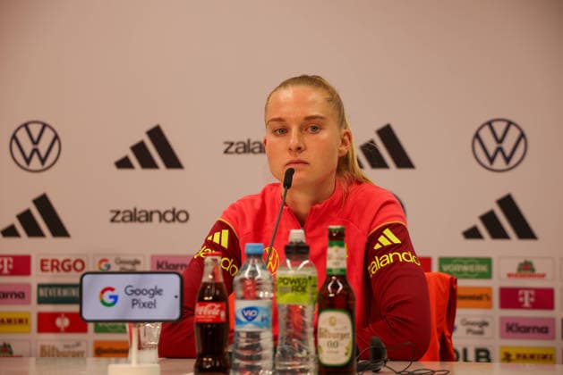 Kaiserslautern, Germany November 27, 2025 UEFA Nations League Women Final PK 2025 Germany vs Spain In the picture Janina Minge Germany at the final PK in Kaiserslautern Fritz Walter Stadium Rhineland Palatinate Copyright: xFotostandx xFantinix