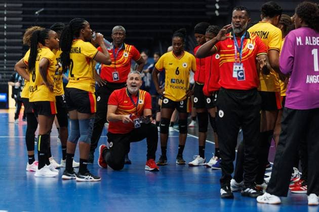 Carlos Viver Arza Coach Angola in the time-out speech, Angola vs Kazakhstan, Handball, IHF Womens Handball World Championship, Matchday 1, 27 11 2025 Angola vs Kazakhstan, Handball, IHF Womens Handball World Championship, Matchday 1, 27 11 2025 Copyright: xEibner-Pressefoto AlexanderxNeisx EP_ANS
