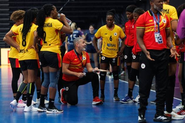 Carlos Viver Arza Coach Angola in the time-out speech, Angola vs Kazakhstan, Handball, IHF Womens Handball World Championship, Matchday 1, 27 11 2025 Angola vs Kazakhstan, Handball, IHF Womens Handball World Championship, Matchday 1, 27 11 2025 Copyright: xEibner-Pressefoto AlexanderxNeisx EP_ANS