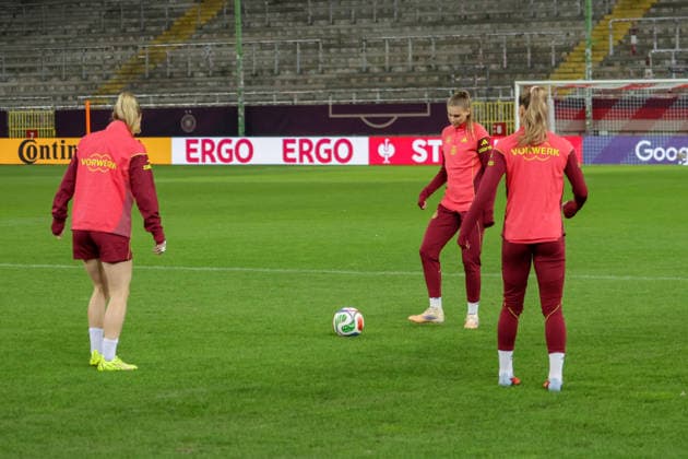 27 11 2025, xgrfx, Football DFB Media Dates, DFB German Womens National Team Training f l Sarai Linder, Jule Brand, Selina Cerci German Womens National Team DFL DFB REGULATIONS PROHIBIT ANY USE OF PHOTOGRAPHS as IMAGE SEQUENCES and or QUASI VIDEO Frankfurt am Main