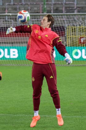 27 11 2025, xgrfx, Football DFB Media Dates, DFB German Womens National Team Training v l Ann Kathrin Berger German Womens National Team DFL DFB REGULATIONS PROHIBIT ANY USE OF PHOTOGRAPHS as IMAGE SEQUENCES and or QUASI VIDEO Frankfurt am Main