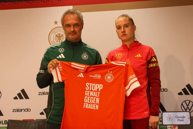 Kaiserslautern, Deutschland 27. November 2025: UEFA Nations League Women - Abschluss PK - 2025 - Deutschland vs. Spanien Im Bild: v.li. Bundestrainer Christian Wück Wueck (Deutschland) und Janina Minge (Deutschland) halten das Trikot zum Aktionstag Orange The World zur Bekämpfung von Gewalt gegen Frauen Fritz-Walter-Stadion Rheinland Pfalz Copyright: xFotostandx xFantinix