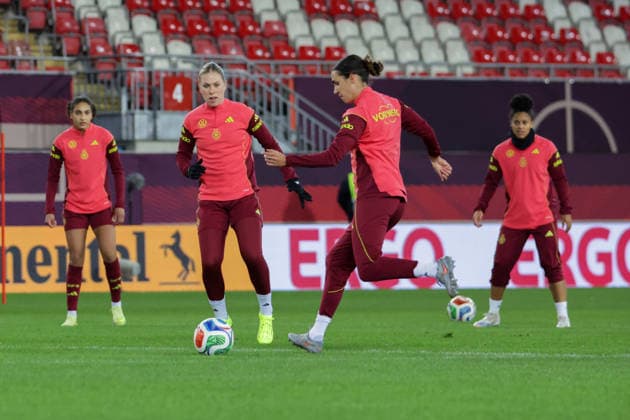 27 11 2025, xgrfx, Football DFB Media Dates, DFB German Womens National Team Training v l Rebecca Knaak, Bibiane Schulze Solano German Womens National Team DFL DFB REGULATIONS PROHIBIT ANY USE OF PHOTOGRAPHS as IMAGE SEQUENCES and or QUASI VIDEO Frankfurt am Main