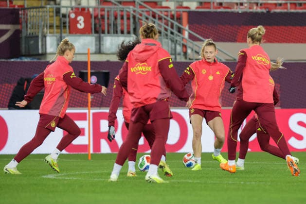 27 11 2025, xgrfx, Football DFB Media Dates, DFB German Womens National Team Training v l Sarai Linder German Womens National Team DFL DFB REGULATIONS PROHIBIT ANY USE OF PHOTOGRAPHS as IMAGE SEQUENCES and or QUASI VIDEO Frankfurt am Main