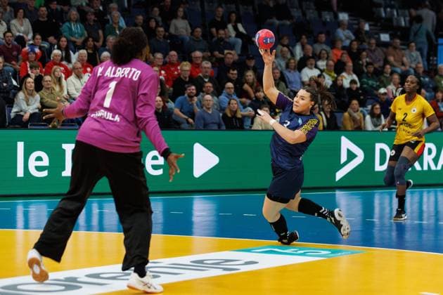 Mariya Sitnikova Kazakhstan vs Marta Samuel Alberto Angola , Angola vs Kazakhstan, Handball, IHF Womens Handball World Championship, Matchday 1, 27 11 2025 Angola vs Kazakhstan, Handball, IHF Womens Handball World Championship, Matchday 1, 27 11 2025 Copyright: xEibner-Pressefoto AlexanderxNeisx EP_ANS