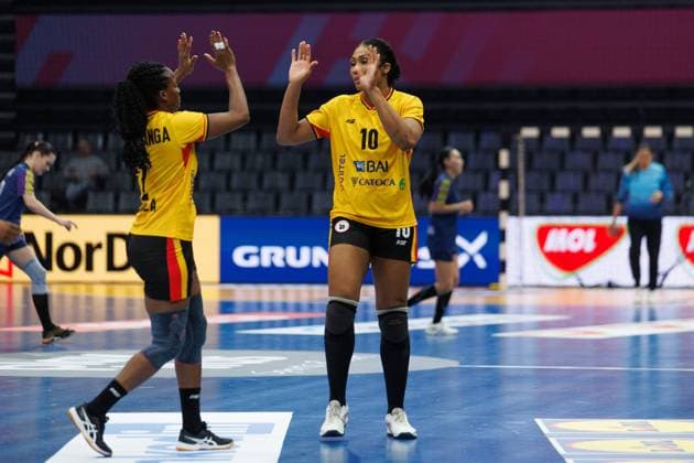 Vilma Pegado Nenganga Angola and Albertina Da Cruz Kassoma Angola , Angola vs Kazakhstan, Handball, IHF Womens Handball World Championship, Matchday 1, 27 11 2025 Angola vs Kazakhstan, Handball, IHF Womens Handball World Championship, Matchday 1, 27 11 2025 Copyright: xEibner-Pressefoto AlexanderxNeisx EP_ANS