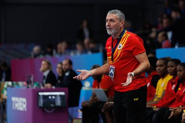 Carlos Viver Arza Coach Angola on the touchline, Angola vs Kazakhstan, Handball, IHF Womens Handball World Championship, Matchday 1, 27 11 2025 Angola vs Kazakhstan, Handball, IHF Womens Handball World Championship, Matchday 1, 27 11 2025 Copyright: xEibner-Pressefoto AlexanderxNeisx EP_ANS
