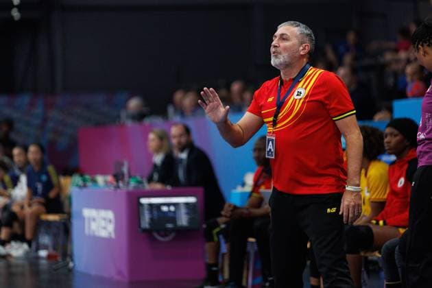 Carlos Viver Arza Coach Angola on the touchline, Angola vs Kazakhstan, Handball, IHF Womens Handball World Championship, Matchday 1, 27 11 2025 Angola vs Kazakhstan, Handball, IHF Womens Handball World Championship, Matchday 1, 27 11 2025 Copyright: xEibner-Pressefoto AlexanderxNeisx EP_ANS