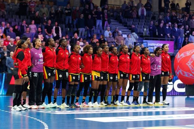 Angola team during the national anthem, Angola vs Kazakhstan, Handball, IHF Womens Handball World Championship, Matchday 1, 27 11 2025 Angola vs Kazakhstan, Handball, IHF Womens Handball World Championship, Matchday 1, 27 11 2025 Copyright: xEibner-Pressefoto AlexanderxNeisx EP_ANS