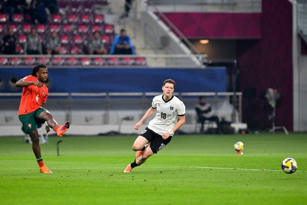 SOCCER - 2025 FIFA U17, U 17 World Cup DOHA,QATAR,27.NOV.25 - SOCCER - FIFA Under 17 World Cup Qatar 2025, final, Portugal vs Austria. Image shows Mauro Furtado (POR) and Luca Weinhandl (AUT).  GEPAxpictures xRanjithxKumar
