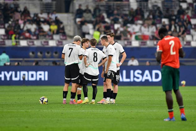 SOCCER - 2025 FIFA U17, U 17 World Cup DOHA,QATAR,27.NOV.25 - SOCCER - FIFA Under 17 World Cup Qatar 2025, final, Portugal vs Austria. Image shows Nicolas Jozepovic and Jakob Werner (AUT) with team AUT.  GEPAxpictures xRanjithxKumar