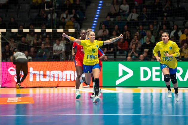 Handball I Women I World Championship I Preliminary round I 1 Matchday I Brazil Cuba I 27 11 2025 Jessica Quintino Ribeiro 10, Brazil cheers Stuttgart Porsche Arena Baden Württemberg Germany Copyright: xLobeca MaxxPetershansx