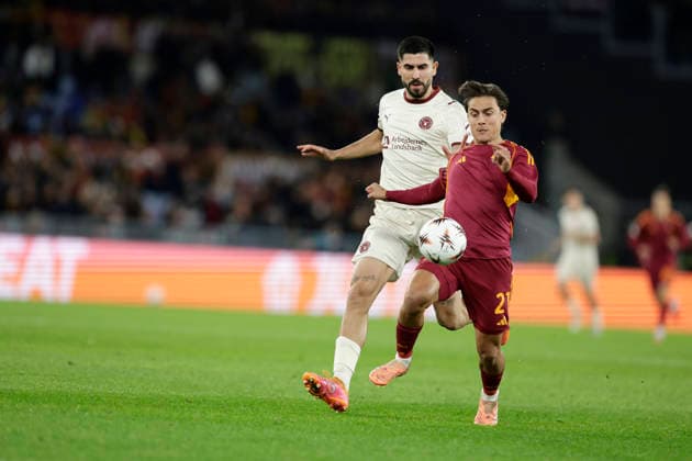UEFA Europa League AS Roma vs Football Club Midtjylland Midtjylland s Croatian defender Martin Erlic challenges for the ball with Roma™s Argentinian forward Paulo Dybala during UEFA Europa League first round day 5 football match AS Roma vs Football Club Midtjylland at the Olimpic Stadium in Rome, on November 27, 2025. _BPH1779 Copyright: xAntonioxBalascox