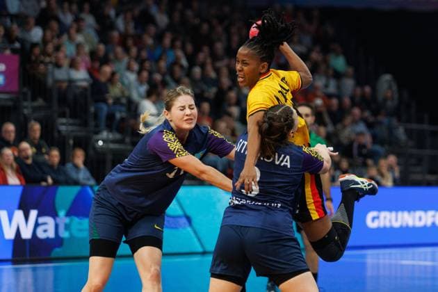Marilia Jacinta Jose Quizelete Angola in a duel with Irina Khassakhanova Kazakhstan and Mariya Sitnikova Kazakhstan , Angola vs Kazakhstan, Handball, IHF Womens Handball World Championship, Matchday 1, 27 11 2025 Angola vs Kazakhstan, Handball, IHF Womens Handball World Championship, Matchday 1, 27 11 2025 Copyright: xEibner-Pressefoto AlexanderxNeisx EP_ANS