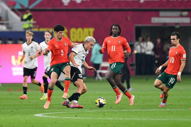 SOCCER - 2025 FIFA U17, U 17 World Cup DOHA,QATAR,27.NOV.25 - SOCCER - FIFA Under 17 World Cup Qatar 2025, final, Portugal vs Austria. Image shows Martim Chelmik (POR) and Nicolas Jozepovic (AUT) .  GEPAxpictures xRanjithxKumar