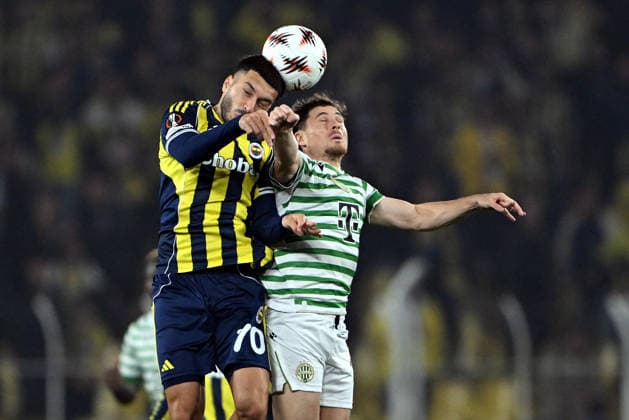 Fenerbahce v Ferencvarosi TC - UEFA Europa League ISTANBUL, TURKIYE - NOVEMBER 27: Oguz Aydin (L) of Fenerbahce in action against Gabi Kanichowsky (R) during the UEFA Europa League week 5 match between Fenerbahce and Ferencvarosi TC at Chobani Stadium in Istanbul, Turkiye on November 27, 2025. Serhat Cagdas Anadolu Istanbul Turkey. Editorial use only. Please get in touch for any other usage.  Copyright: x2025xAnadoluxSerhatxCagdasx