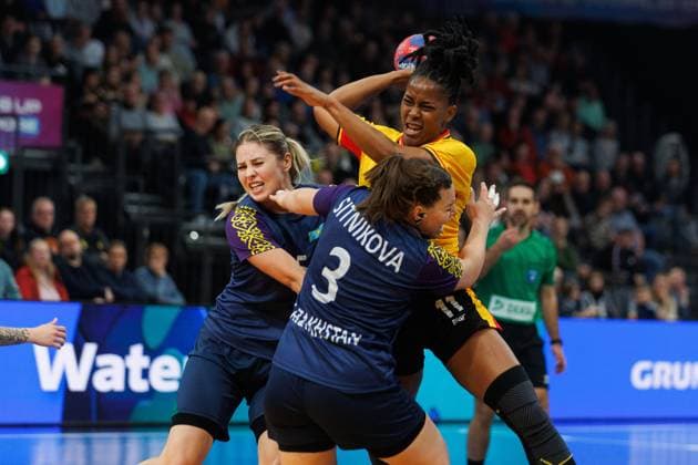 Marilia Jacinta Jose Quizelete Angola in a duel with Irina Khassakhanova Kazakhstan and Mariya Sitnikova Kazakhstan , Angola vs Kazakhstan, Handball, IHF Womens Handball World Championship, Matchday 1, 27 11 2025 Angola vs Kazakhstan, Handball, IHF Womens Handball World Championship, Matchday 1, 27 11 2025 Copyright: xEibner-Pressefoto AlexanderxNeisx EP_ANS