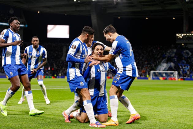 Players of FC Porto seen celebrating after goal from Gabri Veiga during UEFA Europa League game between teams of FC Porto and OGC Nice (Bernardo Benjamim Ball Raw Images) Porto Estadio do Dragao Portugal Copyright: xBernardoxBenjamimx bernardobenjamim_fcporto_nice_2526-08