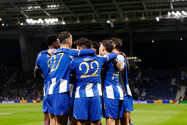 Players of FC Porto seen celebrating after goal from Gabri Veiga during UEFA Europa League game between teams of FC Porto and OGC Nice (Bernardo Benjamim Ball Raw Images) Porto Estadio do Dragao Portugal Copyright: xBernardoxBenjamimx bernardobenjamim_fcporto_nice_2526-09