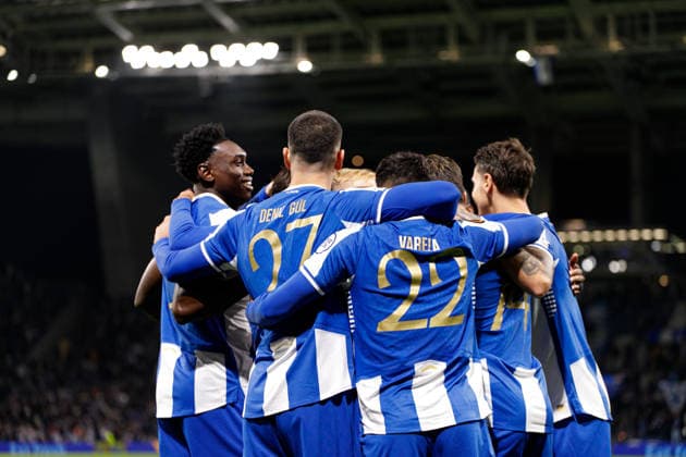 Players of FC Porto seen celebrating after goal from Gabri Veiga during UEFA Europa League game between teams of FC Porto and OGC Nice (Bernardo Benjamim Ball Raw Images) Porto Estadio do Dragao Portugal Copyright: xBernardoxBenjamimx bernardobenjamim_fcporto_nice_2526-10