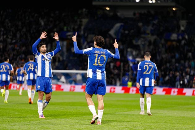 Players of FC Porto seen celebrating after goal from Gabri Veiga during UEFA Europa League game between teams of FC Porto and OGC Nice (Bernardo Benjamim Ball Raw Images) Porto Estadio do Dragao Portugal Copyright: xBernardoxBenjamimx bernardobenjamim_fcporto_nice_2526-11